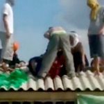 【衝撃映像】刑務所内の暴動。屋根の上で刑務官の首を切断する囚人たち。