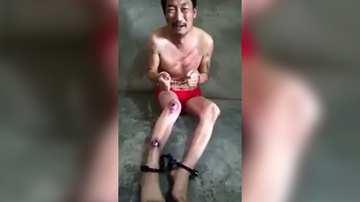 スタンガンと棒で虐待を受けて叫び声を上げる男性。