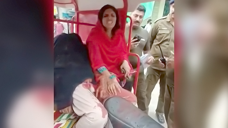 【閲覧注意】バイクタクシーに乗っていた男性、なぜか首を切断されて死亡したグロ動画。