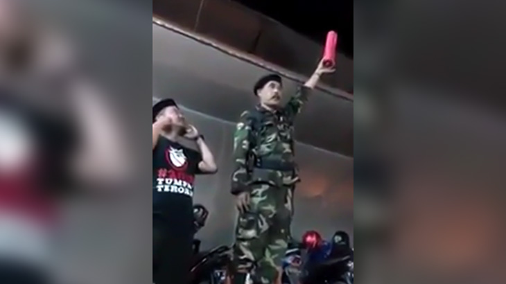 【衝撃映像】不良品の打ち上げ花火が爆発して左手が吹き飛ばされてしまった軍人。