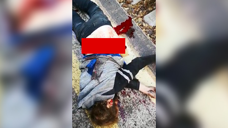 【閲覧注意】酔っ払った男、駅のホームと列車に挟まれて胴体をえぐられてしまったグロ動画。