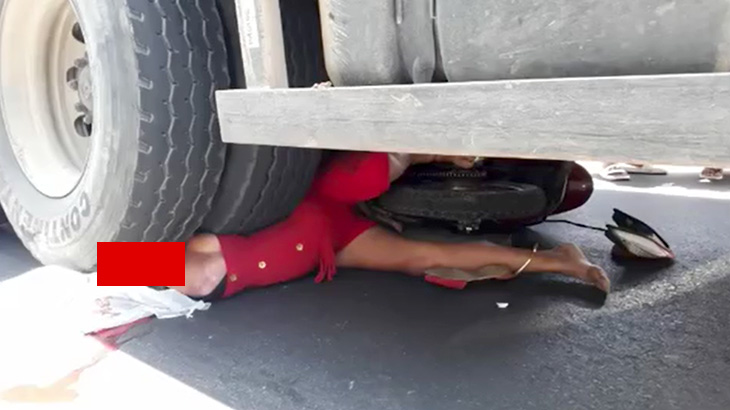 【閲覧注意】トラックのタイヤで顔を完全に破壊されて死亡した女性のグロ動画。