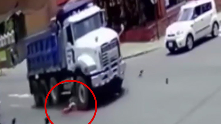 【閲覧注意】トラックに轢かれて頭が破裂する瞬間を撮影したグロ動画。