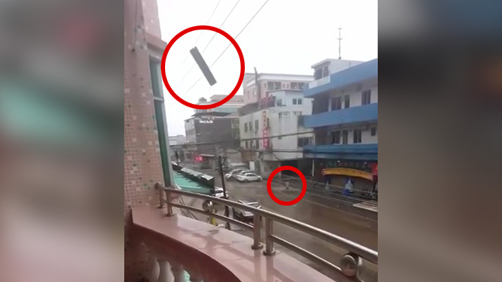 【衝撃映像】強風で剥がれた板金にぶつかって死んでしまった男性。