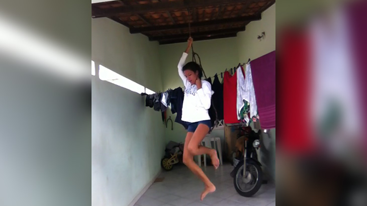 彼氏にフラレて首吊り自殺しようとした18歳の女の子、怖くなって両親に助けてもらう。