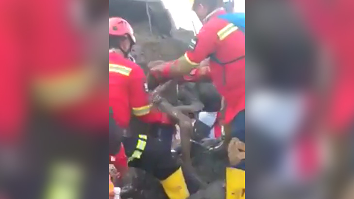 【閲覧注意】津波で死んだ人間の死体を泥の中から掘り起こして回収するグロ動画。