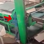 【衝撃映像】作業中に重機に身体を挟まれてしまった男性のアクシデント映像。