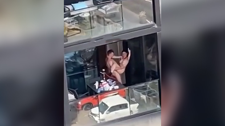 ロックダウン中にセックスしか楽しみがないカップル、ついにベランダでヤッてしまうｗｗ