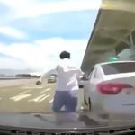 【衝撃映像】高速道路を猛スピードで走っていたDQN、停車中のタクシー運転手を跳ね飛ばしてしまう事故映像。