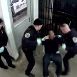 警察に捕まった男、ツバを吐きかけて警官から殴られてしまう。