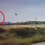 【衝撃映像】路側帯を走っていた車、横転してドライバーの女性が放り出されてしまう事故映像。