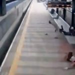 【衝撃映像】ホームから飛び込み自殺した男、電車に弾き飛ばされ2人をなぎ倒してしまう･･･。