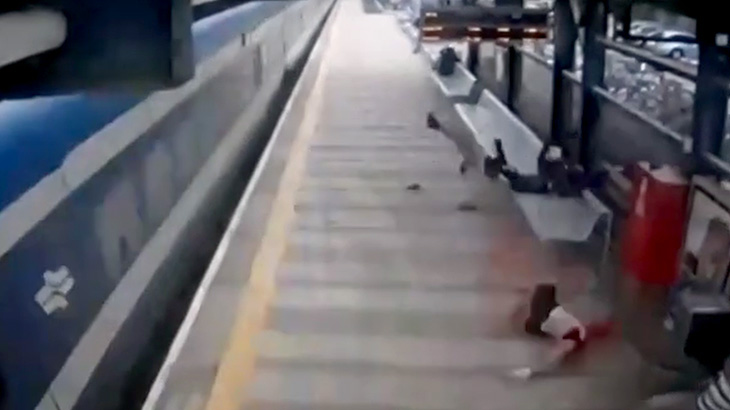 【衝撃映像】ホームから飛び込み自殺した男、電車に弾き飛ばされ2人をなぎ倒してしまう･･･。