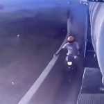 【閲覧注意】路肩を走っていたバイカーさん、トラックのタイヤに引きずられて死亡する事故映像。