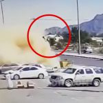 【衝撃映像】スピード出しすぎて横転した車から放り出されて空高く舞い上がる男。