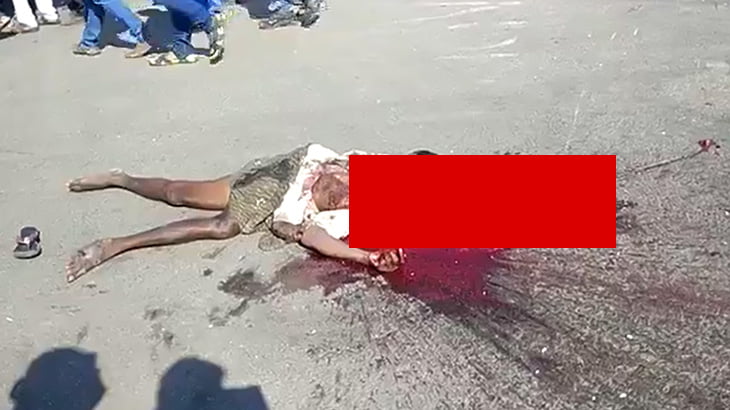 【閲覧注意】バスに轢かれた女性の身体、破裂して内臓が飛び出てしまったグロ動画。