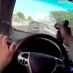【衝撃映像】カーチェイス中の警察官、フロントガラス越しに銃を撃ちまくる事件映像。