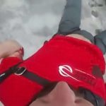 【衝撃映像】ベースジャンプの男性が崖の壁面に激突して左腕を負傷するアクシデント映像。