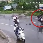 【衝撃映像】バイク同士の接触事故で転倒したバイカーが対向車のトラックにも轢かれてしまう事故映像。