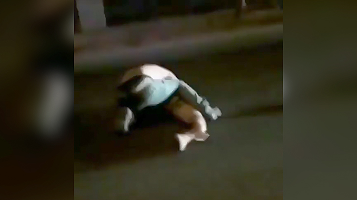 【衝撃映像】事故で路上に倒れた男性、別の車にも猛スピードで轢かれて死亡･･･。