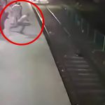 駅のホームで携帯を盗まれた男性、線路に逃げた男を追いかけて電車に轢かれて死亡してしまう･･･。
