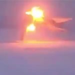 【衝撃映像】雪が積もる滑走路に着陸しようとした戦闘機、機体が割れて爆発してしまう事故映像。