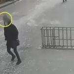 【中国】頭上からコンクリート片が降ってきて歩いていた女性の頭に直撃してしまうアクシデント映像。