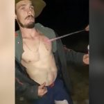 酔っ払った男が熱した鉄の棒を左胸に押し当てて十字架を刻印してもらう映像。