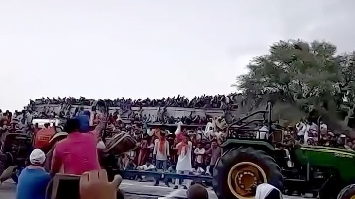 【衝撃映像】トラクター同士の綱引きイベント中に発生したアクシデント映像。