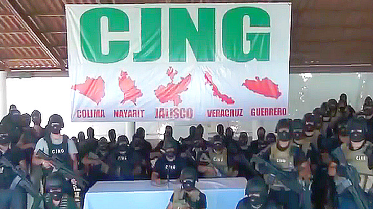 【閲覧注意】斧やマチェーテでライバルギャングの男たちの首を切断するグロ動画。