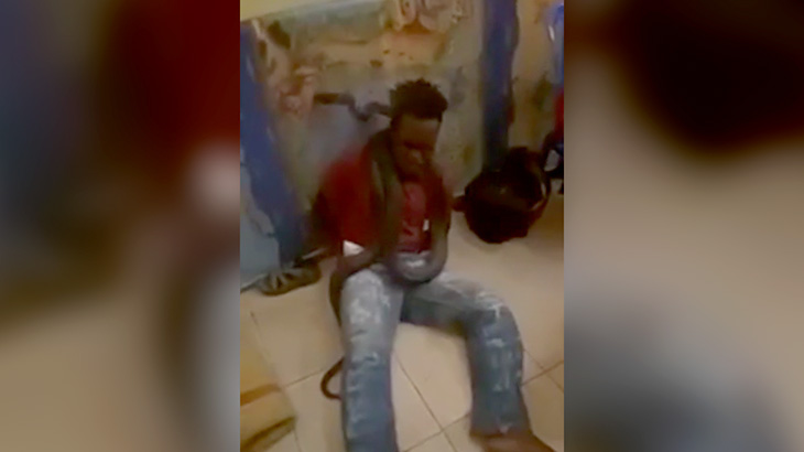 インドネシアの警察官、容疑者に自白させるために巨大なヘビを巻きつけてしまう･･･。