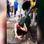 不倫セックスした男女、村人たちから下水道の水を何度も浴びせられる映像。