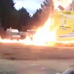 【衝撃映像】カーニバルを締めくくるために火を放った瞬間、大爆発が起こるアクシデント映像。