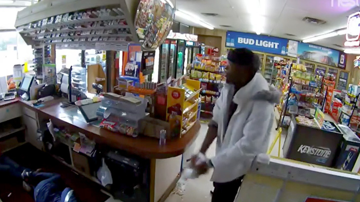 【衝撃映像】強盗の男、店員の身体に灯油をぶっかけて火を放って逃走･･･。