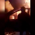 【衝撃映像】炎上する車内に取り残された男性を必死に助け出そうとする映像。