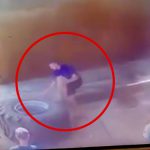 【衝撃映像】トラックのタイヤの爆発で吹き飛ばされてしまう男性のアクシデント映像。
