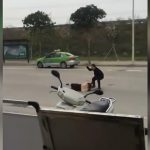 【衝撃映像】路上で妻の首をナイフで刺してすぐ逃走する男の事件映像。