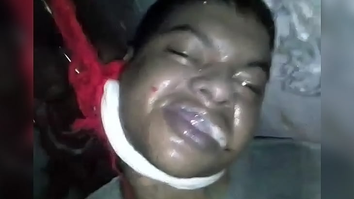 【閲覧注意】2人の囚人男性の首を締めて殺害するグロ動画。