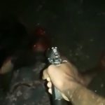 【閲覧注意】銃殺され首をマチェーテで叩き切られるなか、犬にも噛みつかれてしまう男性のグロ動画。
