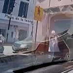 【衝撃映像】パトロール中の警察車両が銃撃を受ける車載カメラ映像。