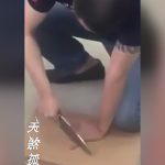 【閲覧注意】包丁で自分の小指を切断する男のグロ動画。