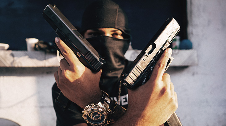 【閲覧注意】ライバルギャングに銃で撃たれマチェーテで首を切断されるグロ動画。