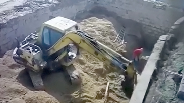 工事現場の地盤が崩れて作業員が生き埋めになってしまうアクシデント映像。