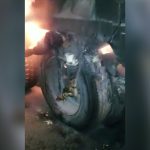 【閲覧注意】炎上したトラックのタイヤに挟まり死亡した男性のグロ動画。