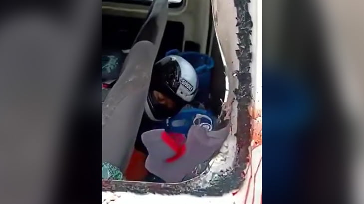 【閲覧注意】車と衝突したバイカー、ヘルメットごと頭を切断されてしまったグロ動画。