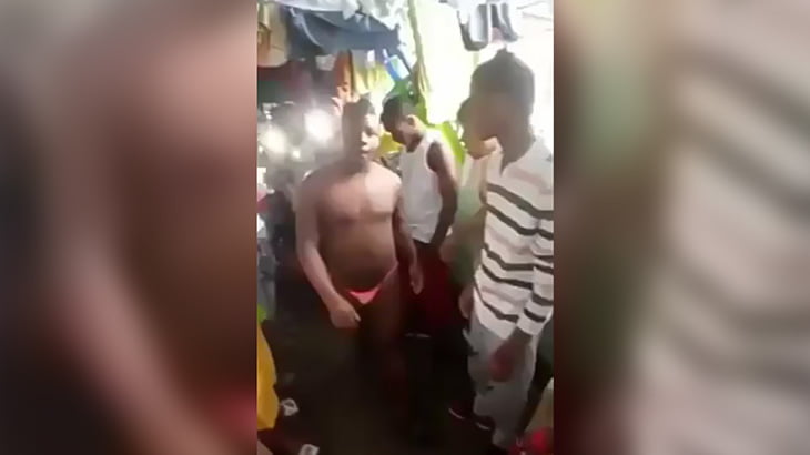 レイプで投獄された2人の男、紐パン一枚で廊下を歩かされる恥辱を受ける。