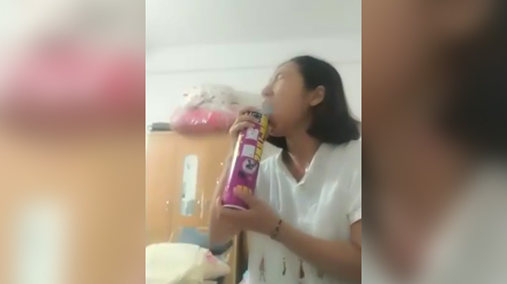 【衝撃映像】女さん、殺虫スプレーを自分の口に噴射し続けて自殺をはかってしまう･･･。