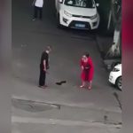 【衝撃映像】路上で女性を何度も刺す男。それを見ながらも決して助けようとしない住民たち。