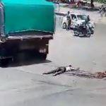 【閲覧注意】右折するトラックに下半身を潰された人間が上半身を動かすグロ動画。