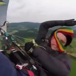 【衝撃映像】パラグライダーの男性が強風に煽られ地面に落下して死亡する瞬間。
